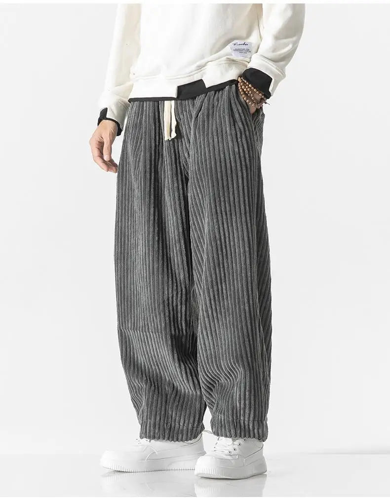 Fullt bilde av mann i fritidsbukser med rett passform. Stilige herrebukser for hverdagskomfort og moderne look.