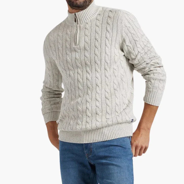 Nærbilde av elegant strikket herregenser med halv glidelås, viser tekstur og kvalitetsdesign.