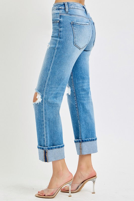 Mann i komfortable herrejeans med middels midje og rette ben. Allsidige hverdagsjeans med moderne stil.