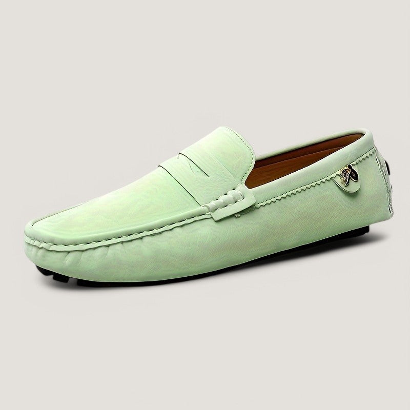 Mann iført brune slip-on moccasiner, viser frem den avslappede passformen og den komfortable gummisålen.