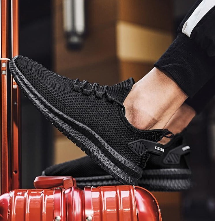 Von der Seite: Herren Freizeitschuhe aus atmungsaktivem Mesh mit robuster Sohle.