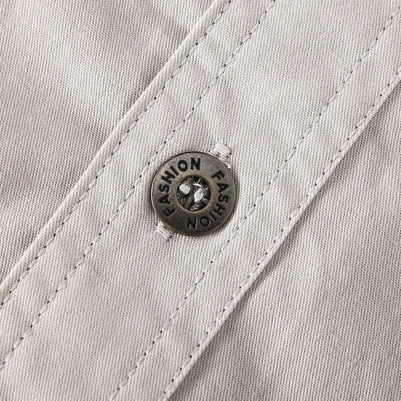 Nærbilde av stoffet: Høykvalitets bomull i en langermet cargoshirt for herre, slitesterk