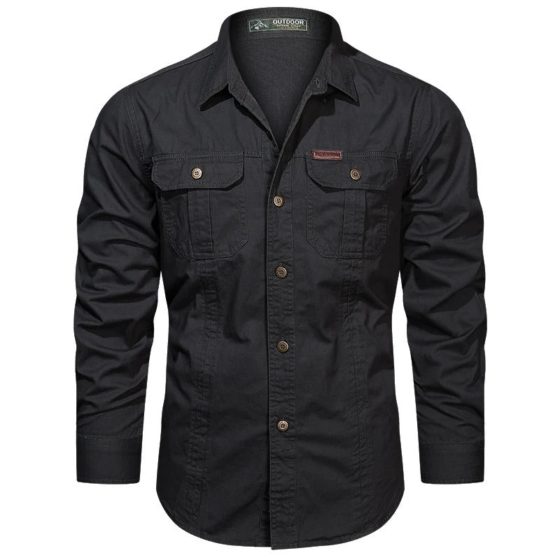 Bakside av en robust herre cargoshirt i bomull med lange ermer, komfortabel passform
