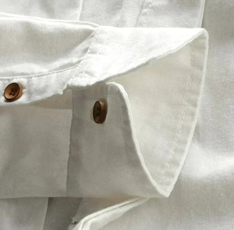 Bakfra av en elegant herreskjorte i japansk stil, marineblå