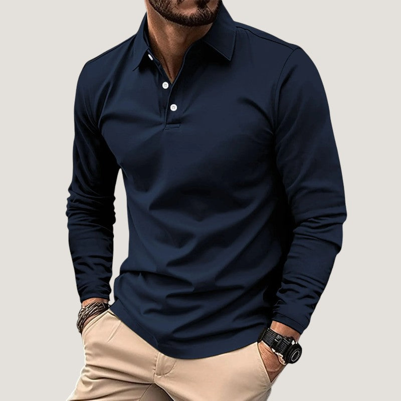 Detailansicht der Knöpfe an einem Herren Langarm Polo-Shirt, stilvolle Freizeitkleidung