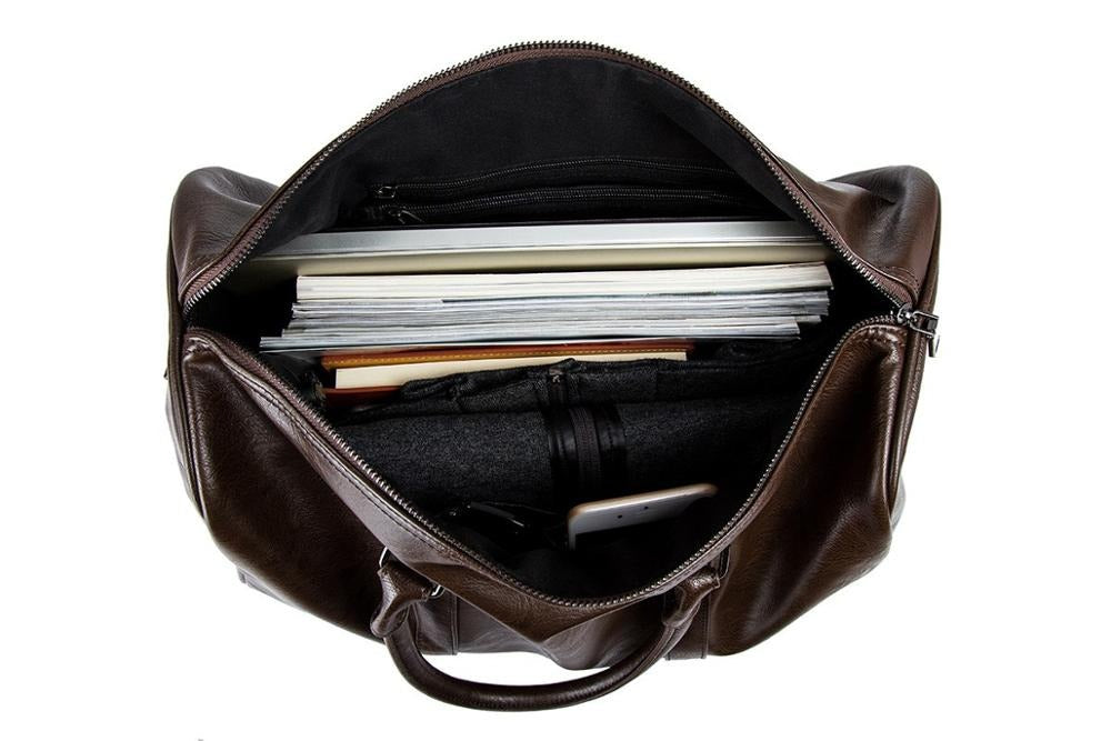 Sidevisning av den svarte skinn duffelbag for menn, stort hovedrom, kompakt design