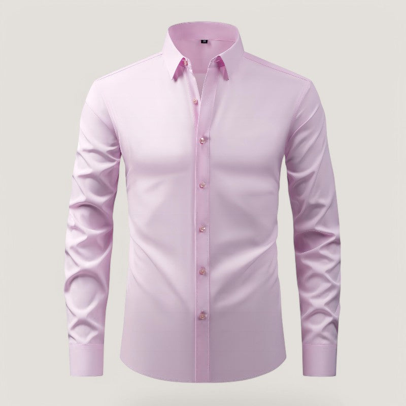 Nærbilde av blå, stretchy herreskjorte i slim fit, strykefri og rynkebestandig.