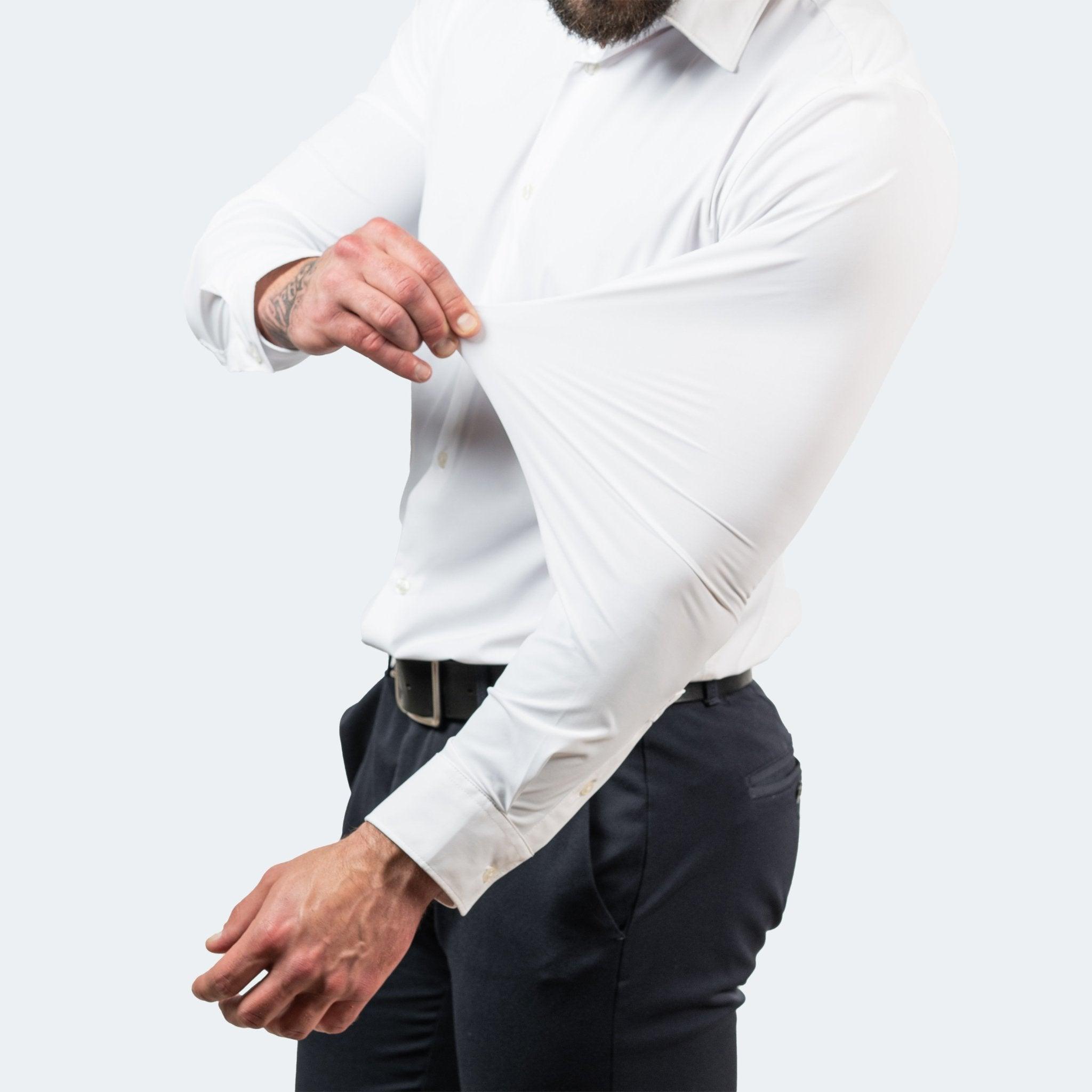 Mann iført en grå, strykefri stretchskjorte som kombinerer komfort med et elegant utseende