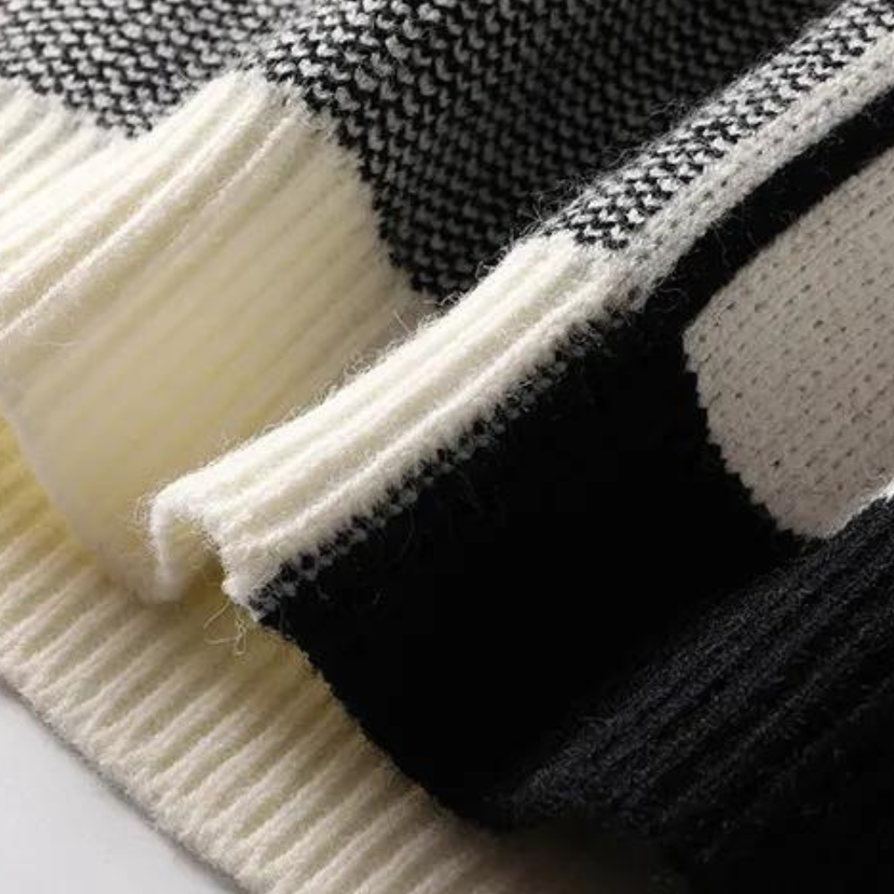 Hochwertiger Herren-Strickpullover in Grün mit besonderem Strickmuster an Schultern und Ärmeln, Wintermode