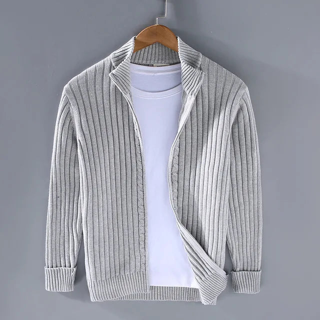 Komfortabel grå herre strikkegenser, urban stil, myk kvalitet, perfekt for kalde dager og fritid.
