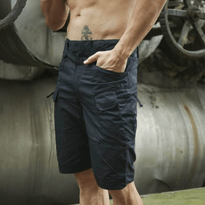 Modell i komfortable, vanntette, taktiske cargoshorts for menn, ideell for fotturer og fritid