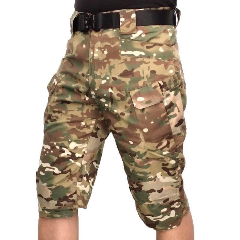 Detaljbilde av det vanntette materialet i taktiske herreshorts, stretchy for sommerkomfort
