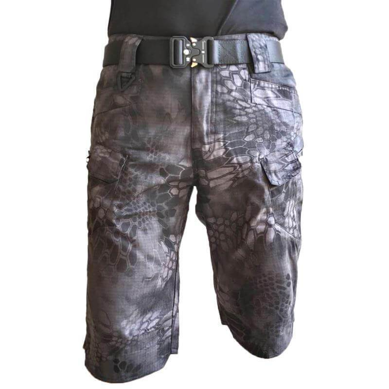 Flatlay av herreutendørsshorts, taktisk og vanntett, med integrert belte