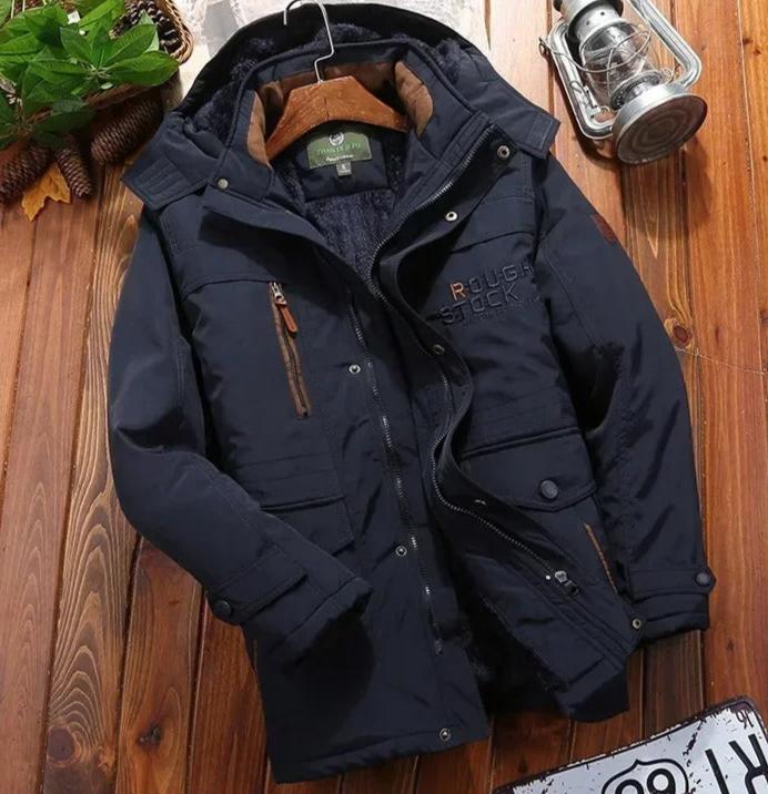 Detail der Teddyfutter-Innenseite der Herren-Winterjacke, weich, warm und bequem, ideal für kalte Outdoor-Aktivitäten.