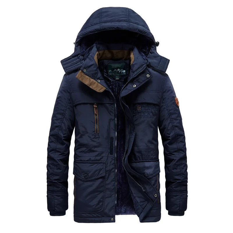 Detailaufnahme der Herren-Winterjacke, warmes Teddyfutter sichtbar, Brusttasche und Reißverschluss, perfekt für Herrenmode.