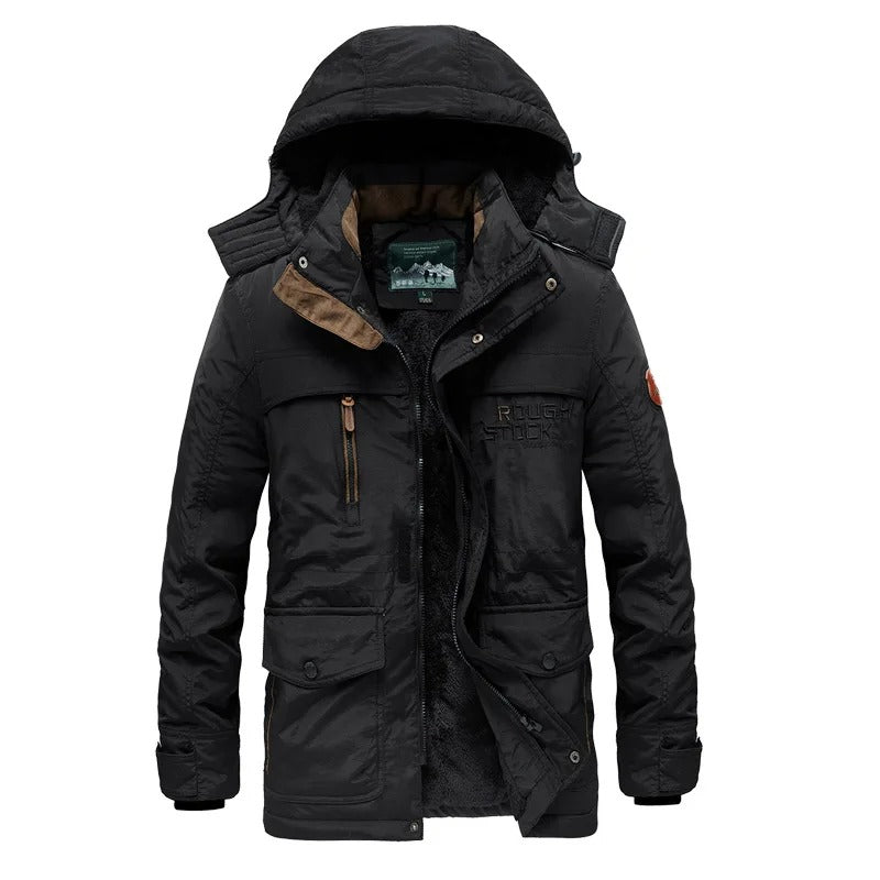 Männliches Model trägt warme, winddichte Herren-Winterjacke im Outdoor-Stil, schwarz, mit mehreren Taschen und Fleecejacke.