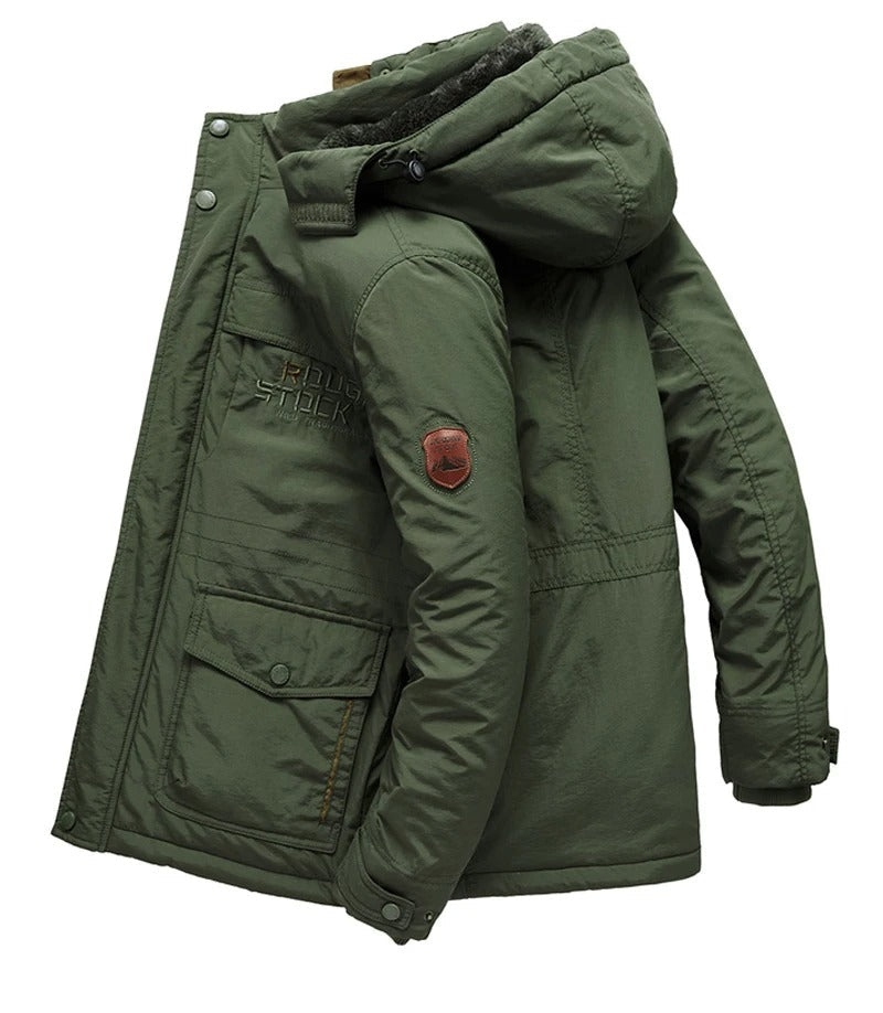 Nahaufnahme des Ärmelabschlusses der Winterjacke für Herren, winddicht, regulierbar, Taschen-Verarbeitung, fleecejacke.