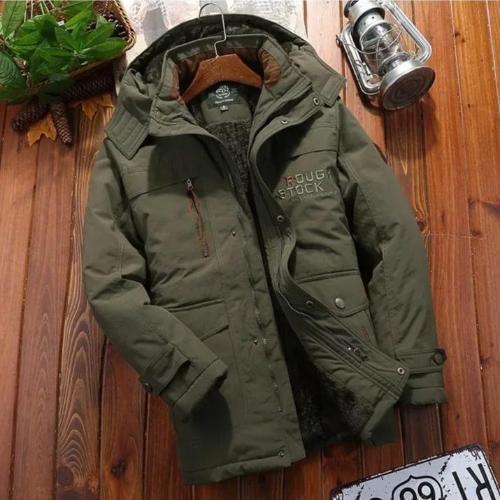 Aufgeknöpfte Herren-Winterjacke zeigt das flauschige Teddyfutter, praktische Taschen außen, ideal für kühle Tage.