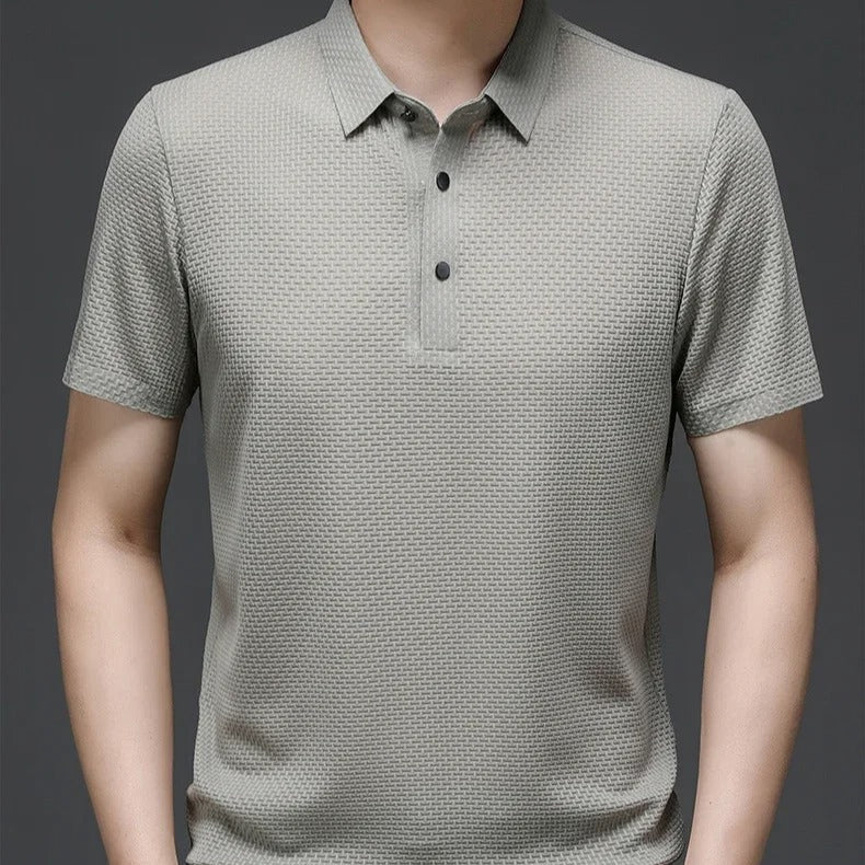 Mann iført stilren Lop-Up Hul Poloskjorte, som viser sval komfort og elegant stil.