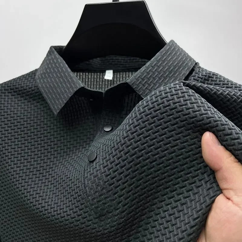 Moderne Lop-Up Hul Poloskjorte for menn, med unikt design for optimal lufting og sval følelse.