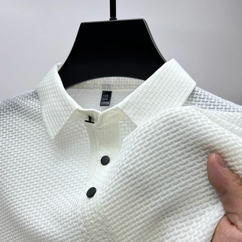 Allsidig herrepoloskjorte; elegant nok for kontoret, komfortabel for fritid. Med huldesign.