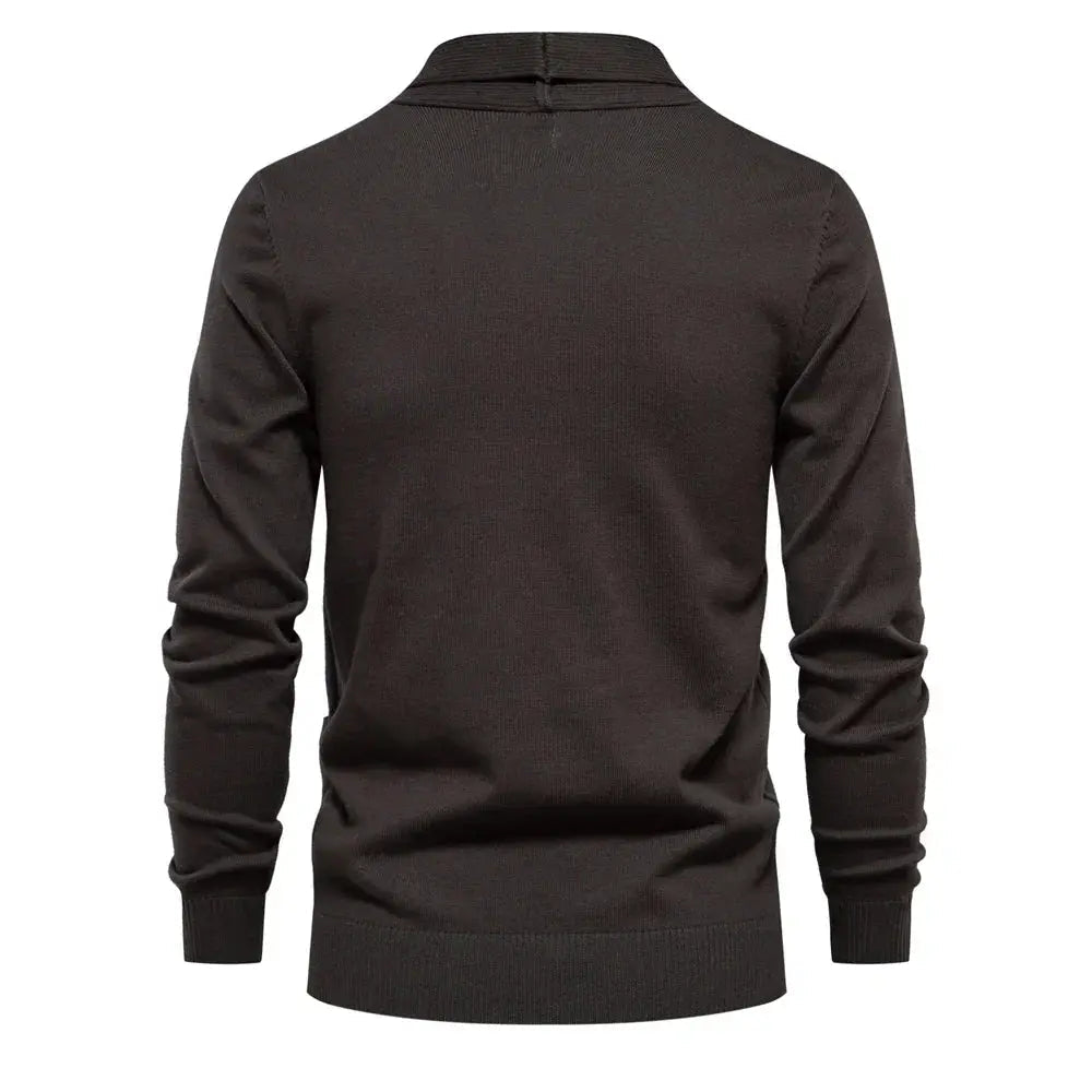 Komfortabel herresweater med allsidig vendbar krage, ideell for kjølige dager.