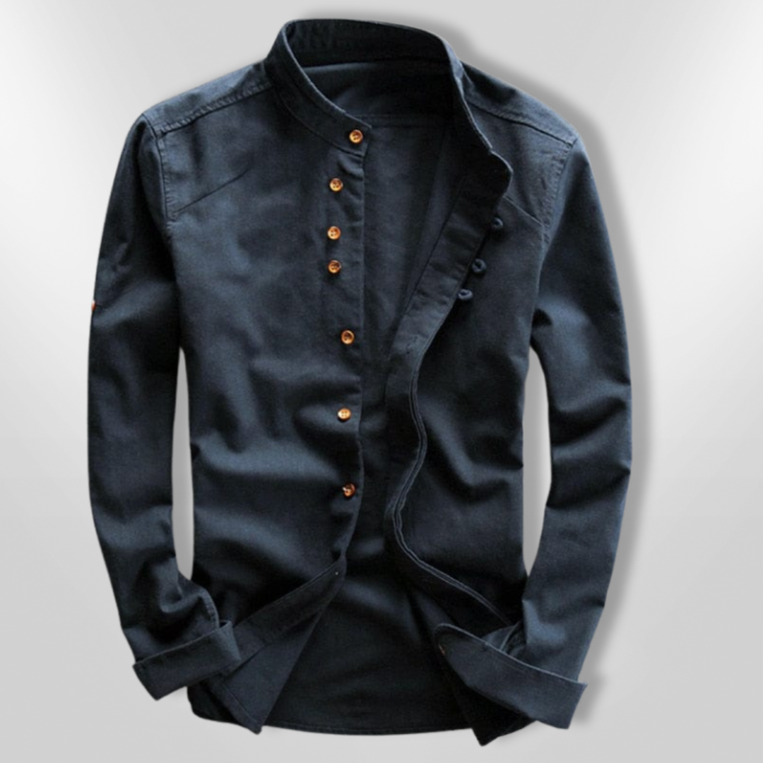Nærbilde av unik asymmetrisk design på herreskjorte i katana-stil med høy krage, elegant og moderne.