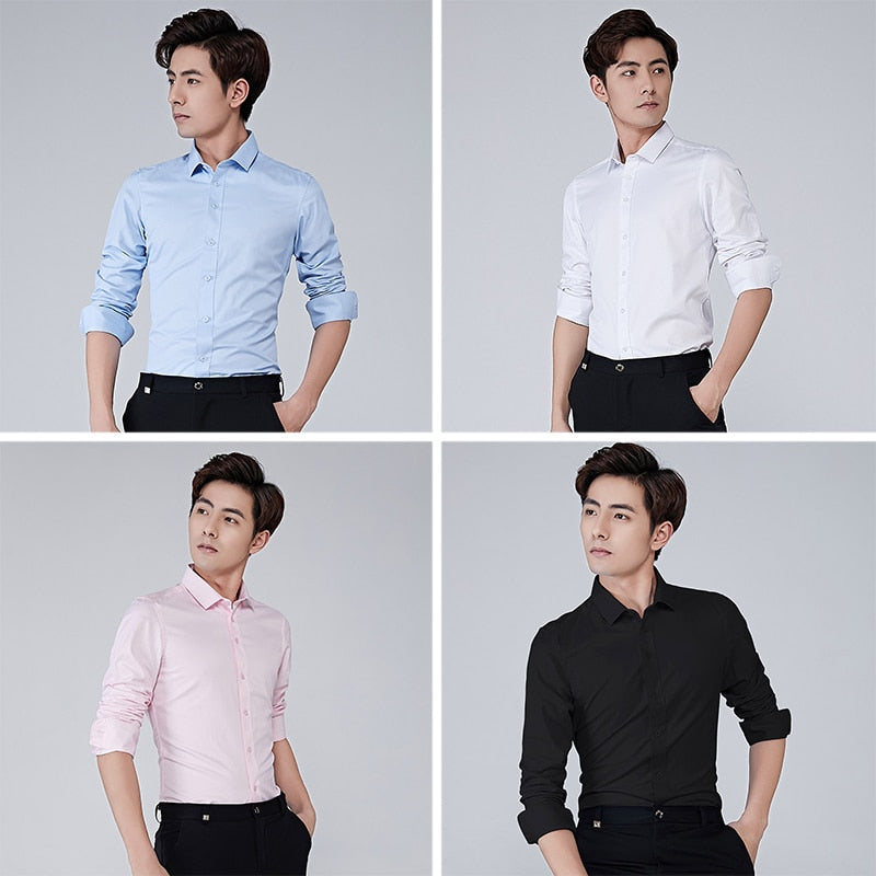Sammenbrettet mørkeblå rynkefri herreskjorte, klar til reise, uten behov for stryking for menn.