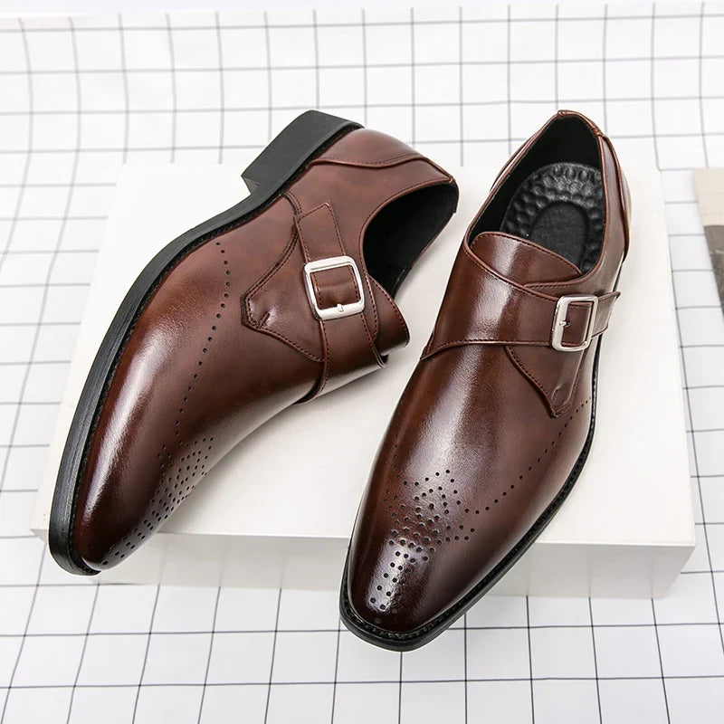 Trendy herremote loafers i italiensk design. Stilige festsko og formelle sko for moderne menn.