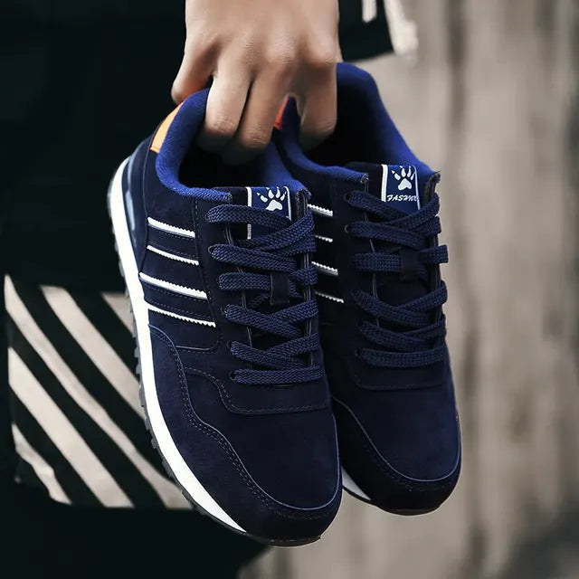 Blå herresneakers, pustende og lettvekt for joggeturer eller komfortabel hverdagsbruk.