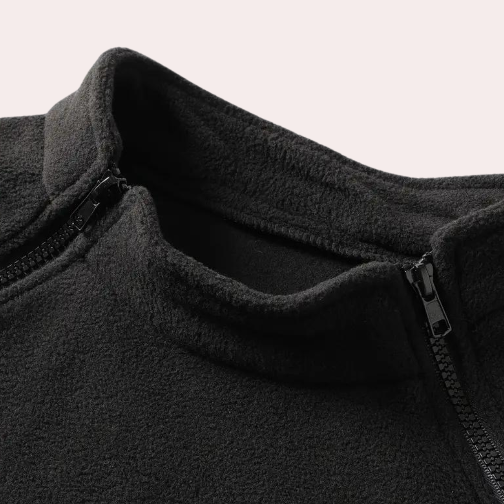Herresweater med stretch, vist på modell i en avslappet og trendy hverdagsstil, komfortabel passform.