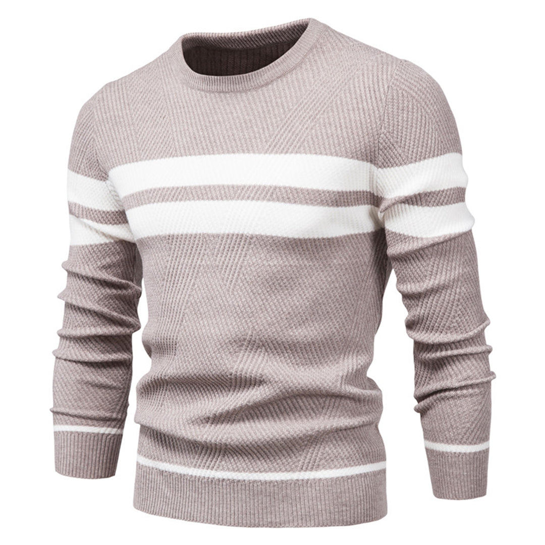 Mann iført en komfortabel og stilig o-hals herresweater. Perfekt for hverdagsbruk og avslappede dager.