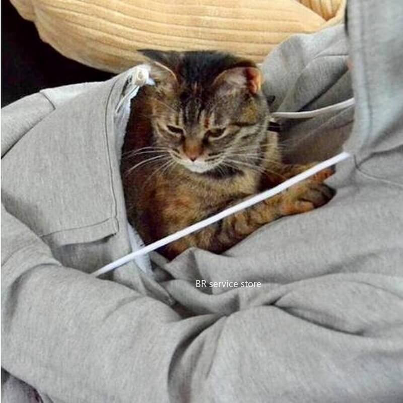 Hettegenser med innovativ kattelomme lar deg bære din pelsvenn med stil og komfort hjemme. Praktisk design.