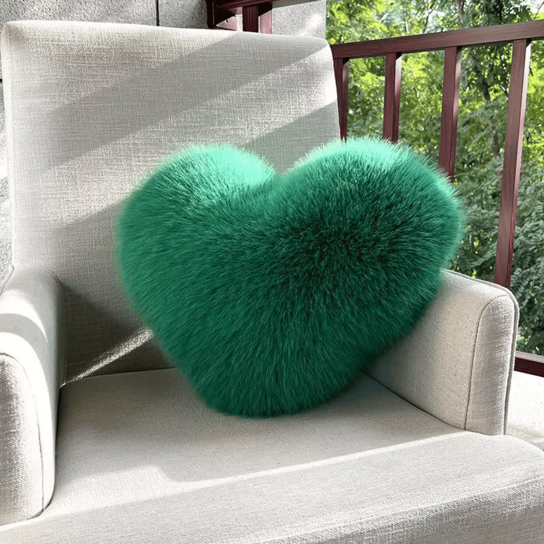 Hjertepute plassert på en moderne sofa som stilfull dekorasjonspute, skaper en koselig stue.