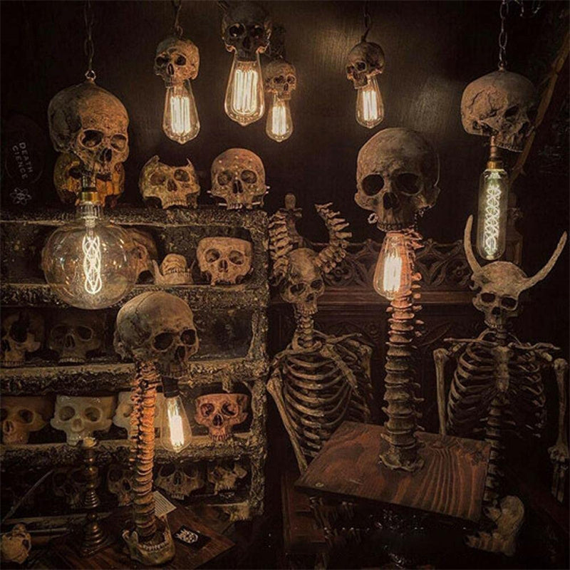 Cool skummel bordlampe med hodeskalle og ryggradsdesign. Flott for Halloween, gotiske hjem eller stemningslys.