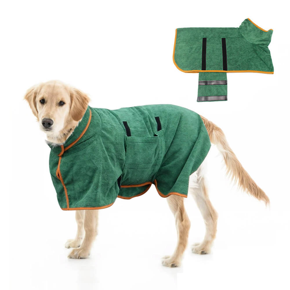 Hund i myk mikrofiber badekåpe, absorberer vann raskt etter bad.