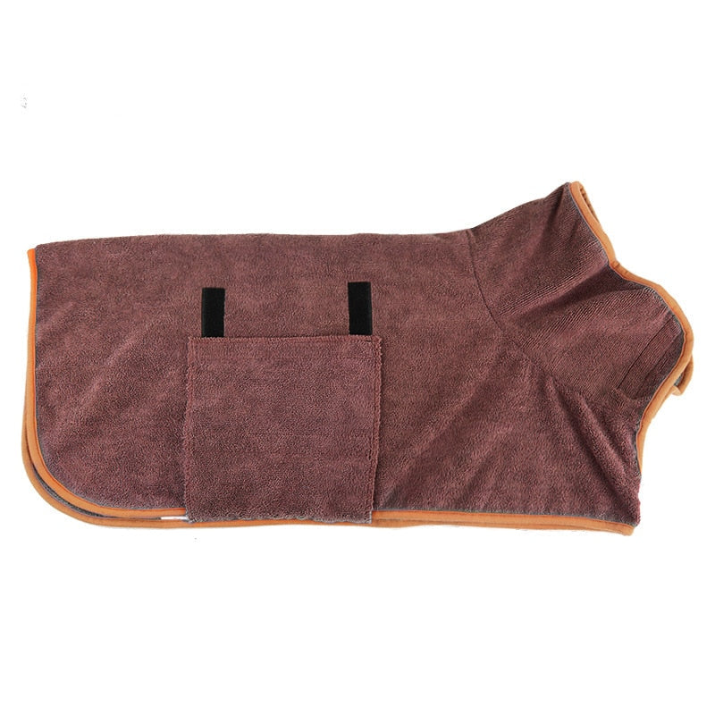 Bilde av hund med badekåpe, viser hvordan mikrofiber tørker og gir varme etter bad.