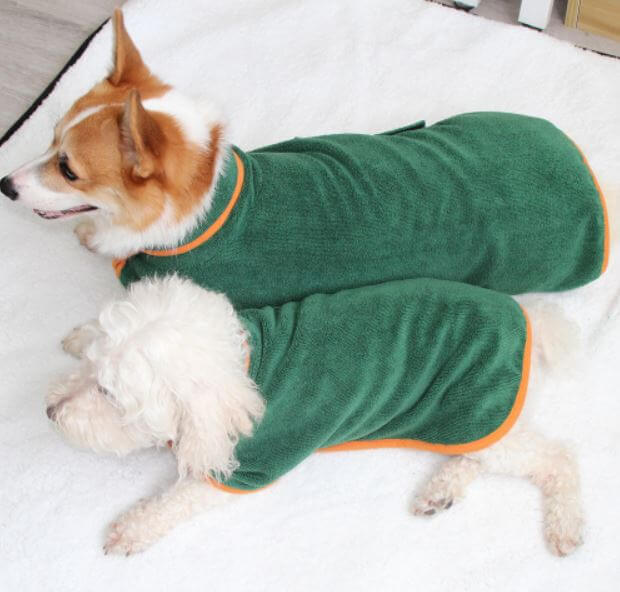 Absorberende badekåpe for hund, ideell for rask tørking og komfortabel pelspleie.