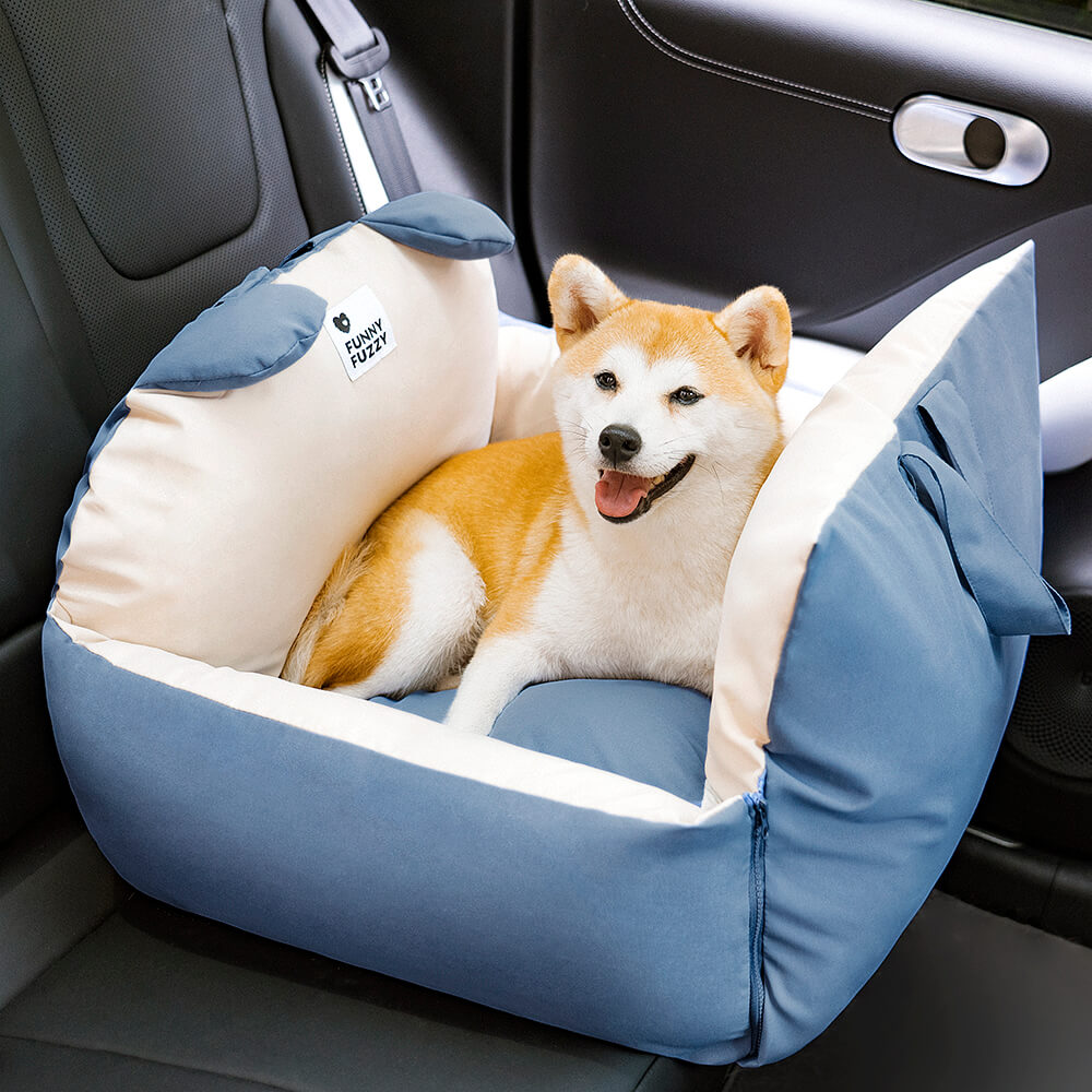 Glad hund kikker ut av vinduet fra en koselig hundebilseng. Stressfri hundetransport.