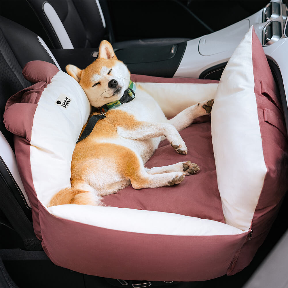 Hundebilseng trygt installert i baksetet. Perfekt for hundetransport, gir god hvile i bil.