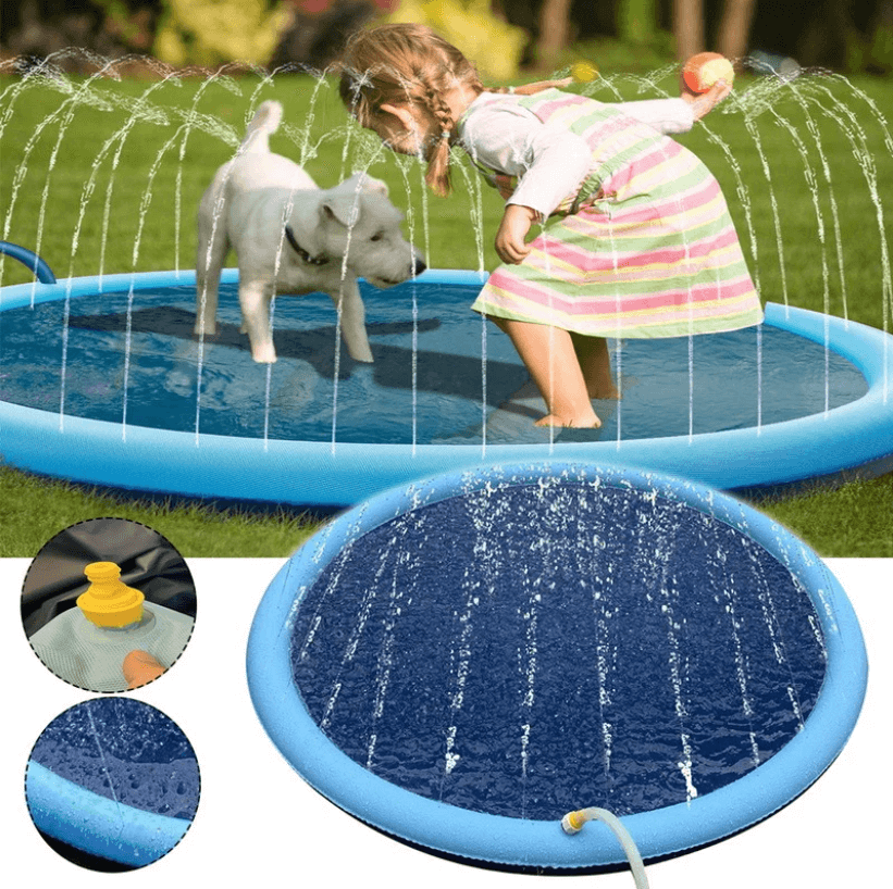 Glad hund leker med vann på stor sprinklerpute utendørs for moro og avkjøling.