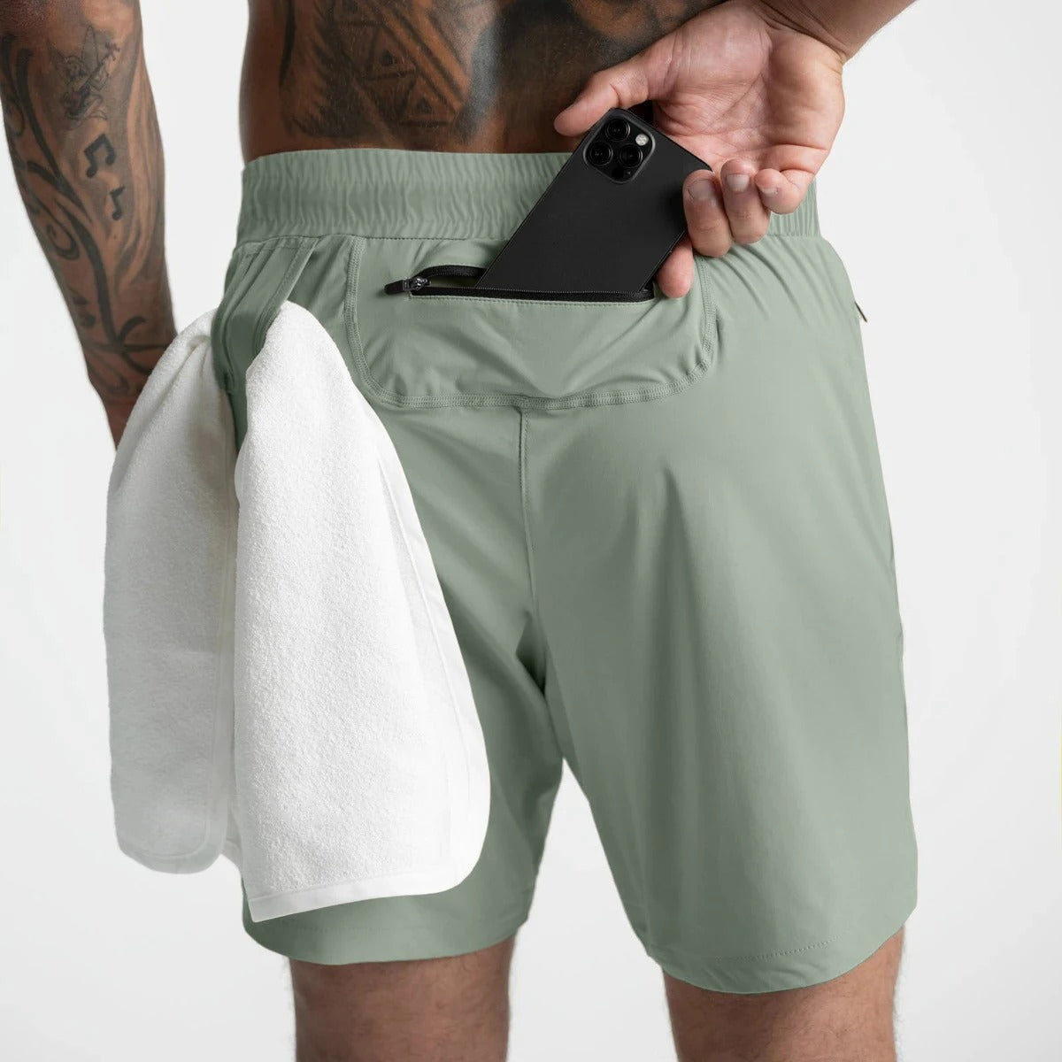 Hurtigtørkende herre sportsshorts for intens trening. Lettvekt, pustende og komfortabel for atletisk ytelse.