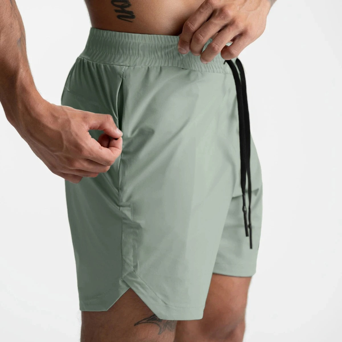 Komfortabel herre sportsshorts for trening og fritid. Pustende og lettvekt, ensfarget atletisk design.