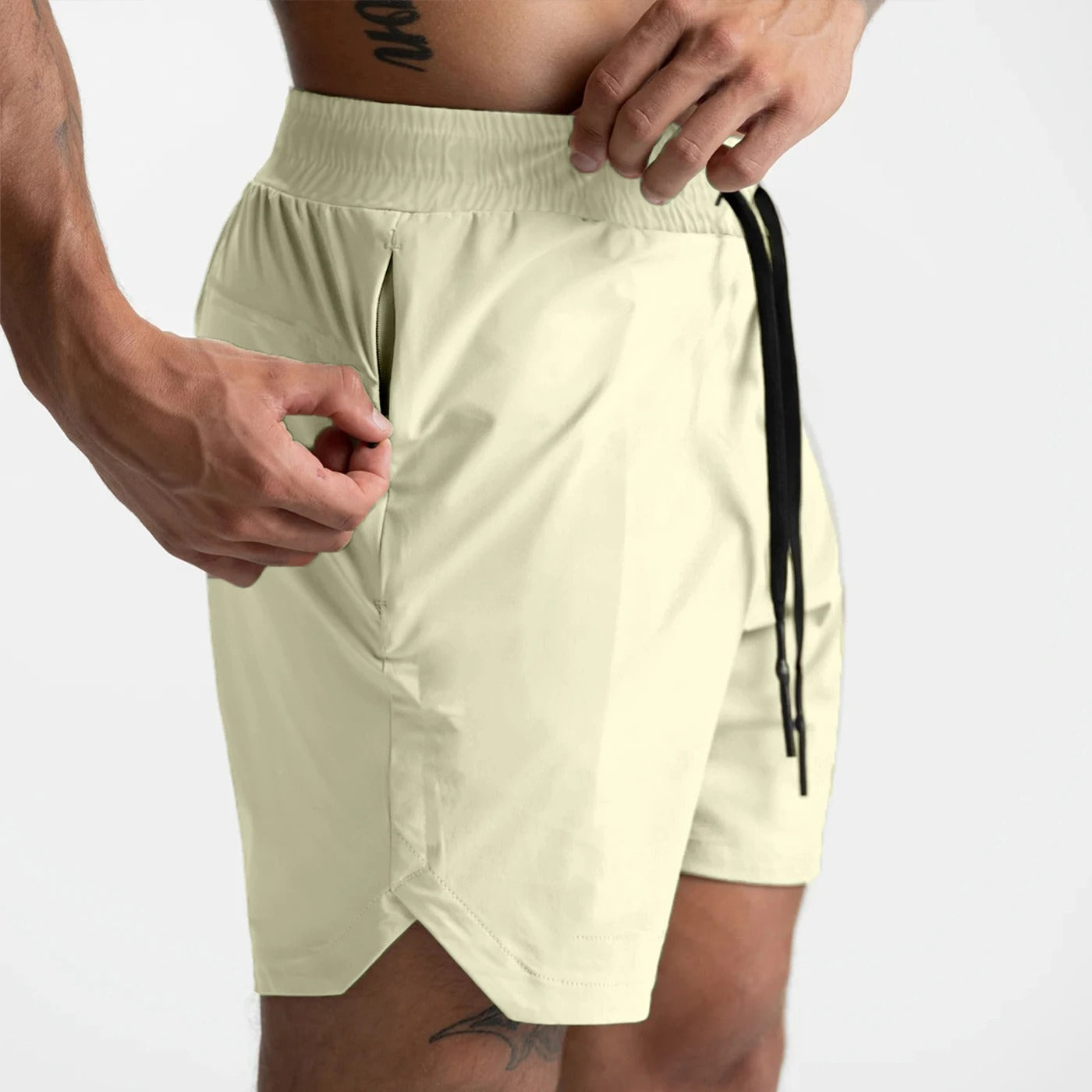 Ensfarget atletisk herreshorts. Hurtigtørkende og pustende, perfekt for sport, trening og aktiv fritid.