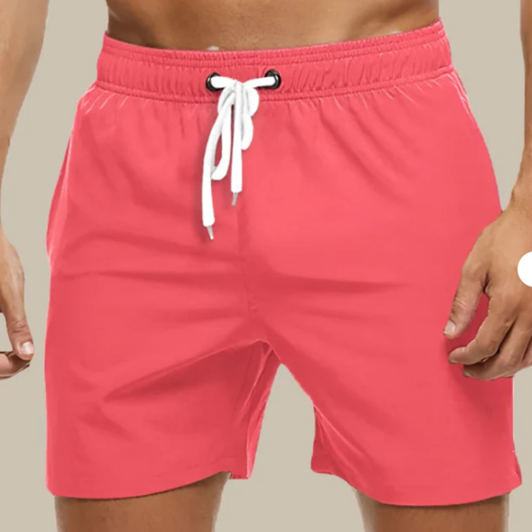 Blå hurtigtørkende herre badeshorts. Perfekt for solfylte dager ved stranden og vannsport.