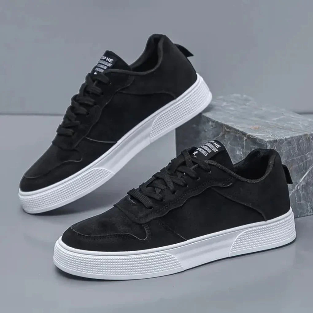 Ultrakomfortable herre sneakers i elegant svart. Lettvekt syntetisk materiale for hverdag og sport.
