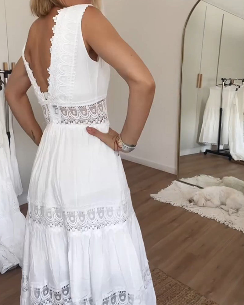 Svart A-linje damekjole med sofistikert blonde V-hals. En elegant og allsidig kjole for mange anledninger.