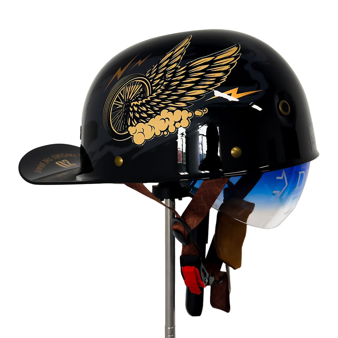 Hvit baseballcap-stil motorsykkelhjelm for menn; lettvekt og DOT/ECE-godkjent for sikkerhet.