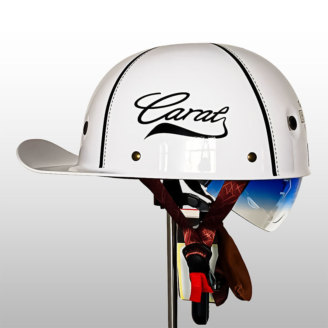 Stilren halvskallhjelm i baseballcap-look; et must for menn som elsker stil og sikkerhet.