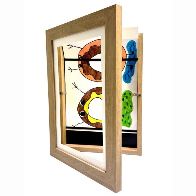 Hvit bilderamme for barnekunst med enkel utstilling og praktisk lagring av kunstverk. Perfekt for barnas tegninger.